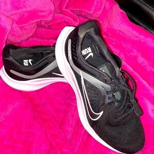 Men9 women’s 10.5 Nike Quest 5